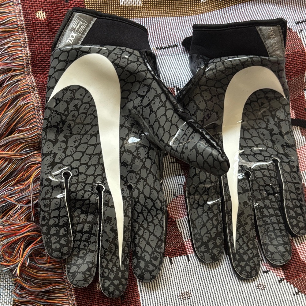 Nike Men’s Black Gloves with White Swoosh